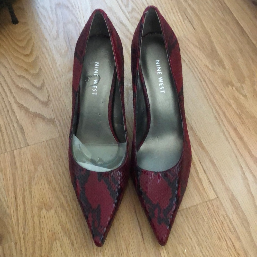 Nine West red and black pumps skin pattern size 6 1/2